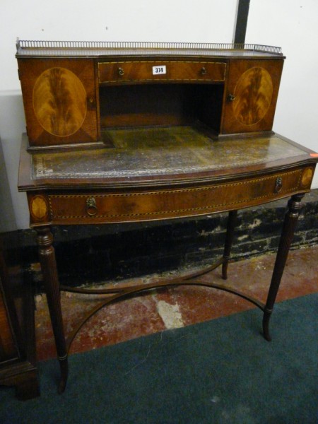 Small mahogany bow fronted leather top writing desk - Sold for Â£210.00
