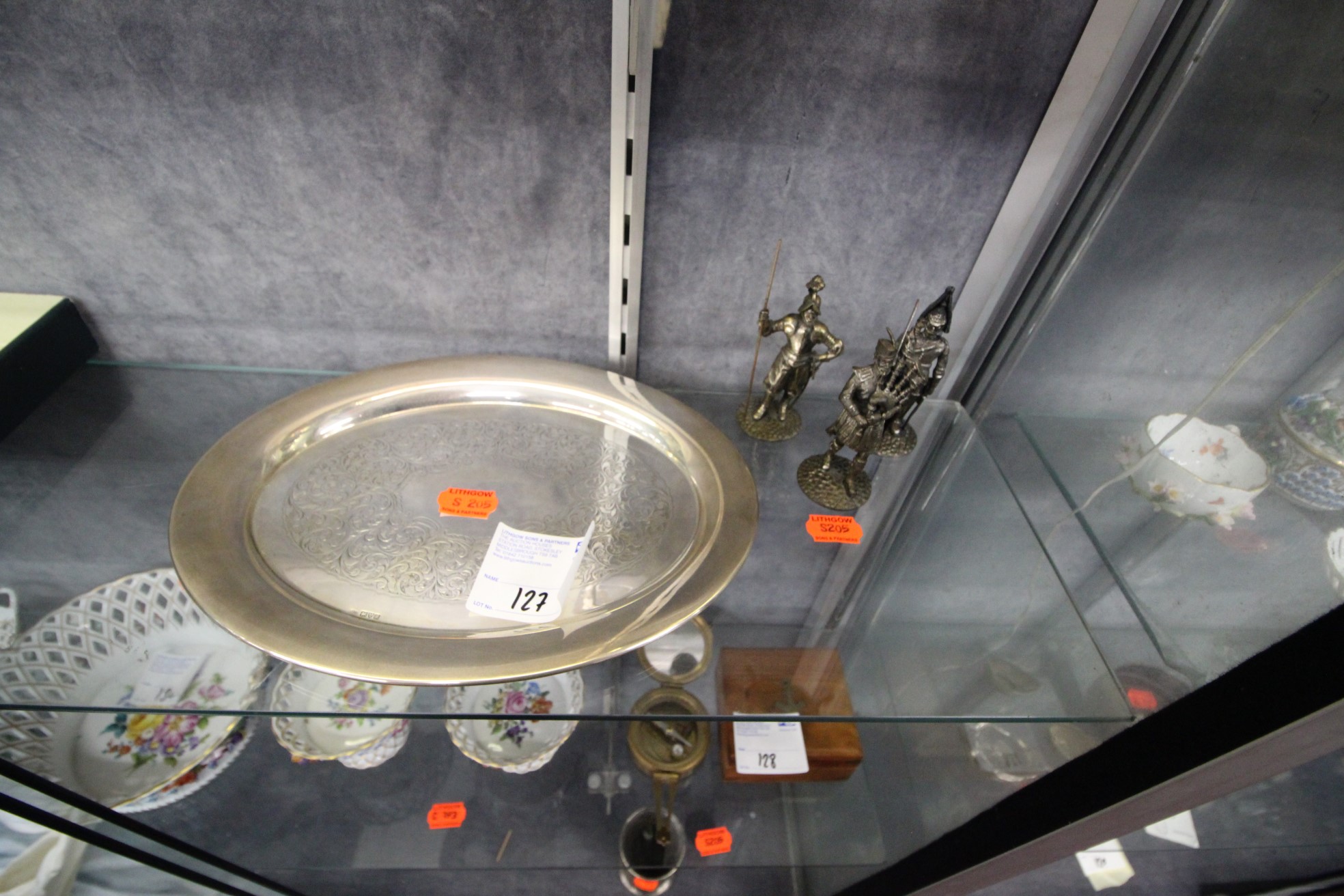 Lot 127 - Tray and 3x Figures - £170